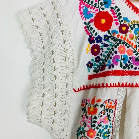 Artisan embroidered white Mexican huipil style shirt. Estimated size Medium - Picture 3 of 7